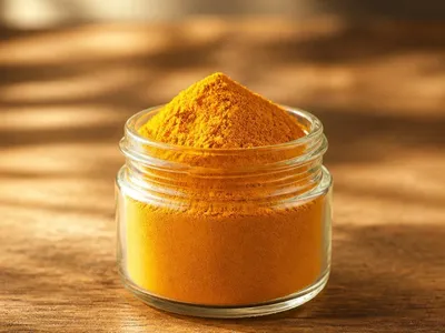 Curcuma en poudre dans un petit bocal en verre