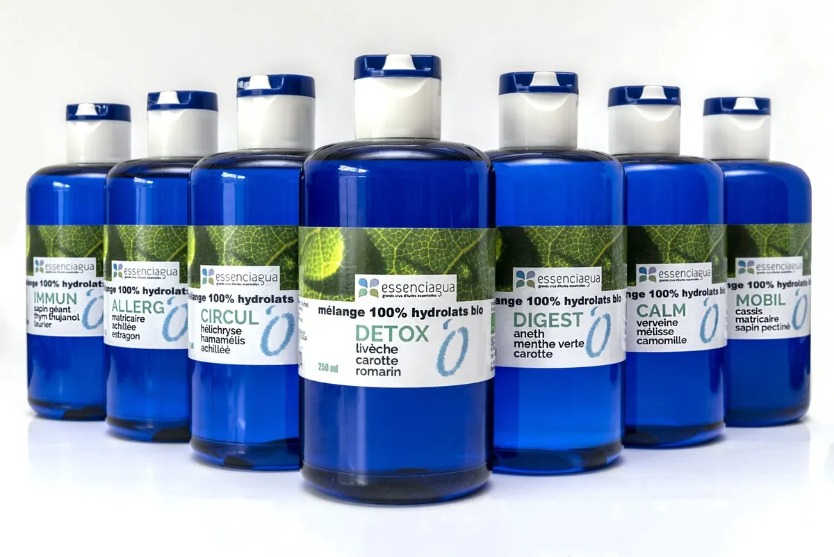 Flacons bleus de la gamme de mélanges d'hydrolats Essenciagua