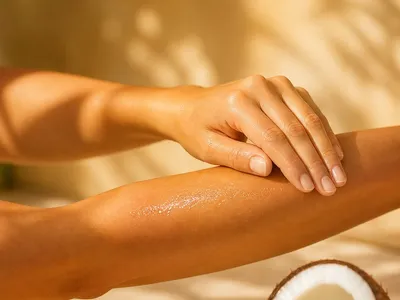Application cutanée de huile de coco